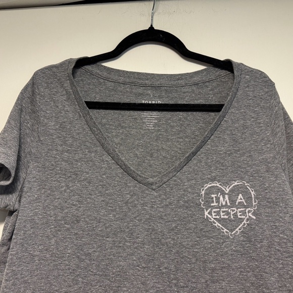 Torrid Gray V-Neck Tee Valentines Day with Heart Design I’m a Keeper - Picture 3 of 8